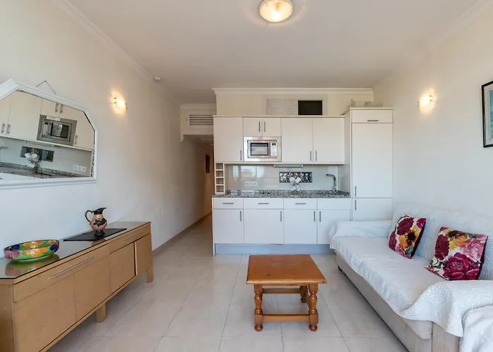 Sunny One Bedroom شقة *